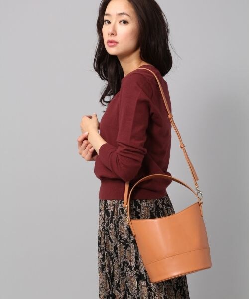 BLISS POINT(ブリスポイント)の「バケットバッグ(バッグ・ブラック/オレンジブラウン/グレージュ/バイカラー(ホワイト×ブラック))」の4枚目の写真