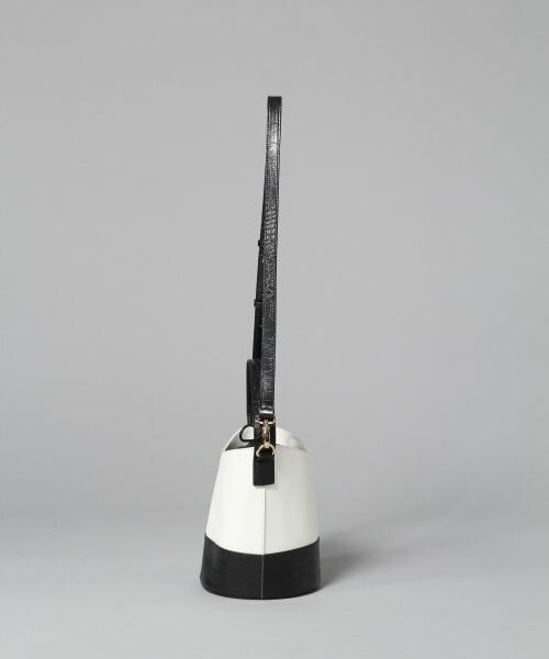 BLISS POINT(ブリスポイント)の「バケットバッグ(バッグ・ブラック/オレンジブラウン/グレージュ/バイカラー(ホワイト×ブラック))」の7枚目の写真