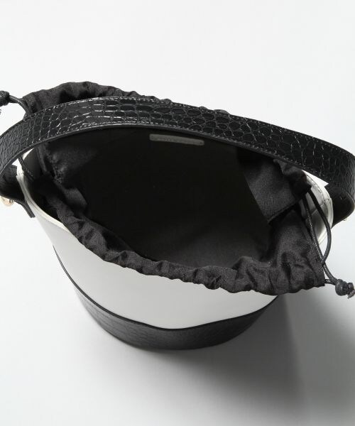 BLISS POINT(ブリスポイント)の「バケットバッグ(バッグ・ブラック/オレンジブラウン/グレージュ/バイカラー(ホワイト×ブラック))」の9枚目の写真