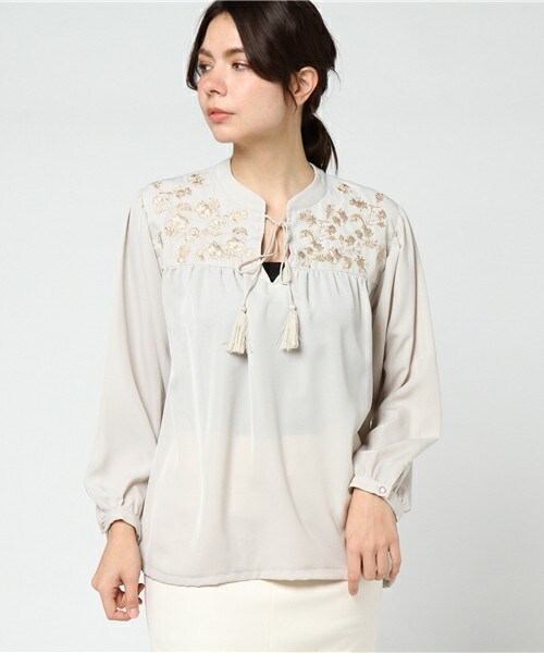 archives（アルシーヴ）の「胸元刺繍入りブラウス（シャツ/ブラウス・レディース・アイボリー/ブラック/ブルー・MEDIUM）」の2枚目の写真