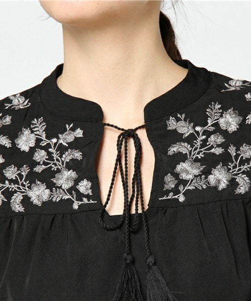 archives（アルシーヴ）の「胸元刺繍入りブラウス（シャツ/ブラウス・レディース・アイボリー/ブラック/ブルー・MEDIUM）」の7枚目の写真