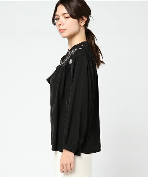 archives（アルシーヴ）の「胸元刺繍入りブラウス（シャツ/ブラウス・レディース・アイボリー/ブラック/ブルー・MEDIUM）」の5枚目の写真