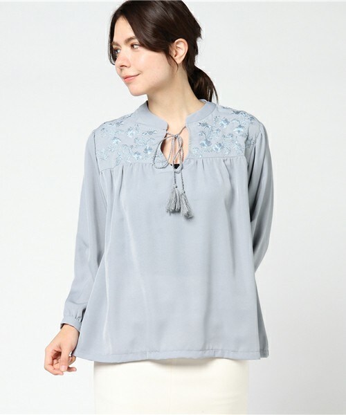 archives（アルシーヴ）の「胸元刺繍入りブラウス（シャツ/ブラウス・レディース・アイボリー/ブラック/ブルー・MEDIUM）」の3枚目の写真