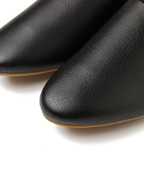 studio CLIP(スタディオクリップ)の「フェイクレザースリッポン(シューズ・ホワイト/ブラック/キャメル)」の14枚目の写真