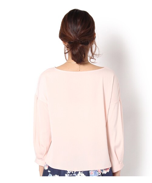 laboratory work（ラボラトリーワーク）の「ネックレス付きサテンボリューム袖ブラウス（トップス・レディース・オフホワイト/ピンクベージュ/ネイビー・M）」の4枚目の写真