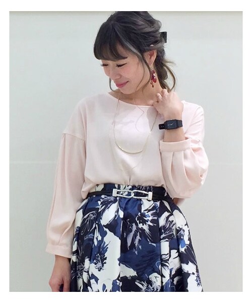 laboratory work（ラボラトリーワーク）の「ネックレス付きサテンボリューム袖ブラウス（トップス・レディース・オフホワイト/ピンクベージュ/ネイビー・M）」の2枚目の写真