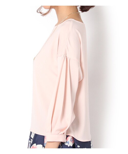 laboratory work（ラボラトリーワーク）の「ネックレス付きサテンボリューム袖ブラウス（トップス・レディース・オフホワイト/ピンクベージュ/ネイビー・M）」の5枚目の写真