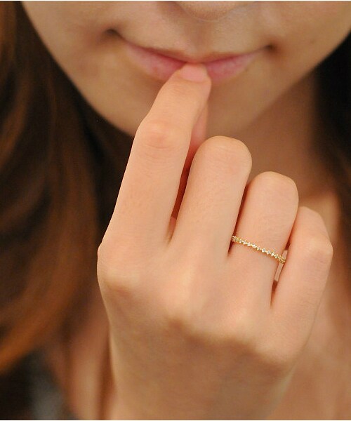 pinacoteca(ピナコテーカ)の「ピナコテーカ 569 セブンティーン ハーフエタニティ ダイヤモンド リング 0.08ct(リング・レディース・ゴールド・5号〜13号)」の3枚目の写真