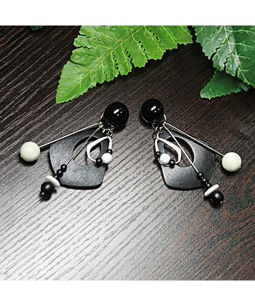 CHOUCHOU（チュチュ）の「ウッドパーツのモノトーンピアス/イヤリング