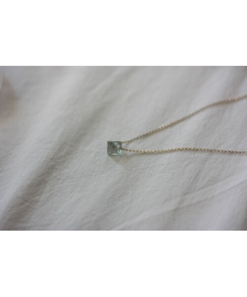 atelier bloom（アトリエブルーム）の「鉱物ネックレス ゴールド（ピアス（両耳用）・レディース・その他）」の2枚目の写真