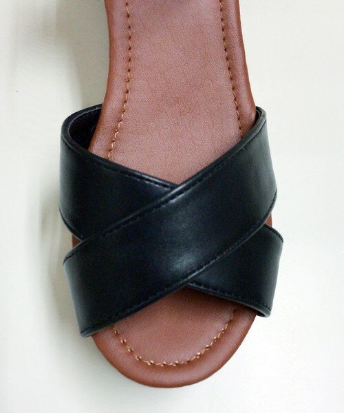 archives（アルシーヴ）の「【WEB限定予約】クロスベルトサンダル（サンダル・レディース・オフホワイト/ブラック/ピンク・MEDIUM/LARGE）」の9枚目の写真