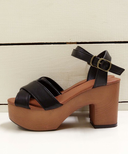 archives（アルシーヴ）の「【WEB限定予約】クロスベルトサンダル（サンダル・レディース・オフホワイト/ブラック/ピンク・MEDIUM/LARGE）」の3枚目の写真