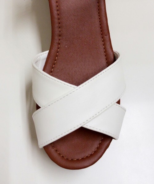archives（アルシーヴ）の「【WEB限定予約】クロスベルトサンダル（サンダル・レディース・オフホワイト/ブラック/ピンク・MEDIUM/LARGE）」の7枚目の写真
