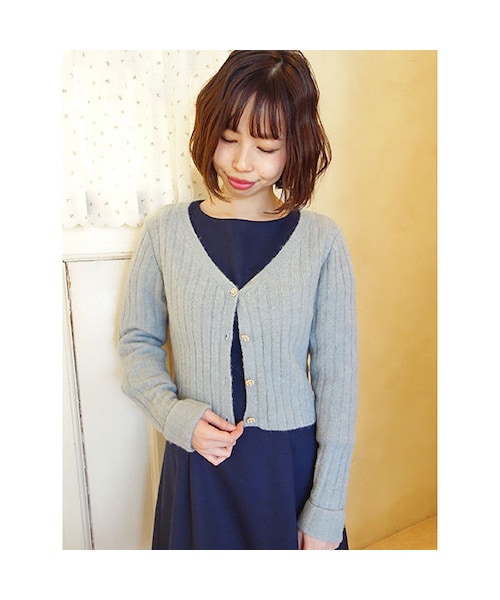 an another angelus（アンアナザーアンジェラス）の「パールビジュー釦リブニットカーディガン/an another angelus（ニット/セーター・レディース・その他）」の4枚目の写真