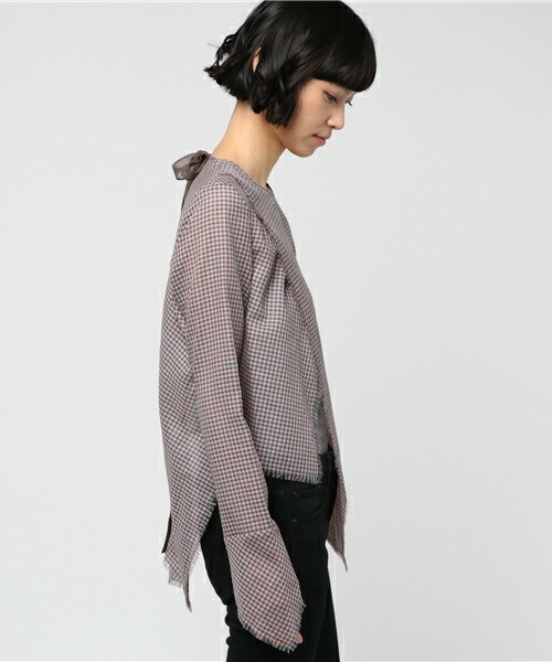 AKANE UTSUNOMIYA（アカネウツノミヤ）の「AKANE UTSUNOMIYA バックボタンシャツ（シャツ/ブラウス・レディース・ピンク・38）」の2枚目の写真