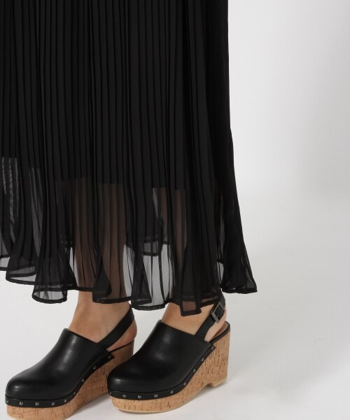 LOWRYS FARM（ローリーズファーム）の「★WEB先行予約アイテム★ラッフルヘムプリーツロングスカート（スカート・オフ/ブラック/グレー/レッド）」の9枚目の写真