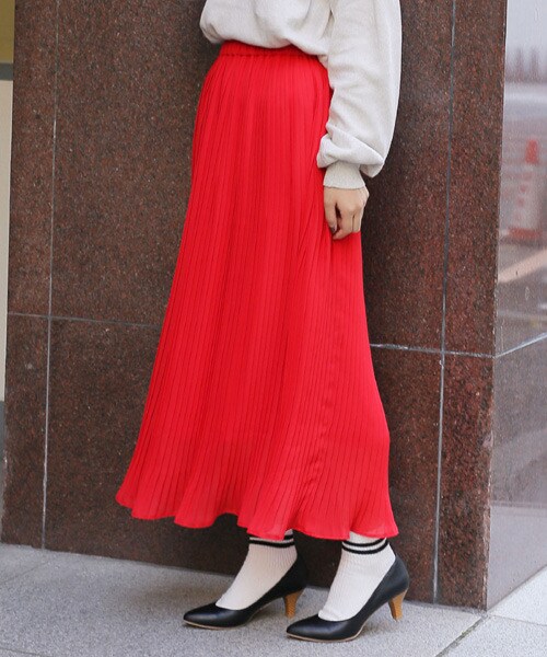 LOWRYS FARM（ローリーズファーム）の「★WEB先行予約アイテム★ラッフルヘムプリーツロングスカート（スカート・オフ/ブラック/グレー/レッド）」の4枚目の写真