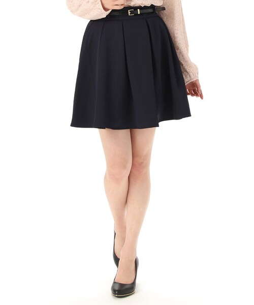 Honeys（ハニーズ）の「ベルト付タックスカート（スカート・レディース・アイボリー×クロ/ネイビー/ピンク/コン花柄/アイボリー花柄・Ｓ/Ｍ/Ｌ）」の3枚目の写真