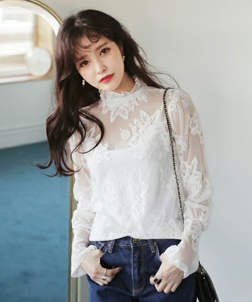 DHOLIC(ディーホリック)の「フリルネックフローラルレースブラウス(シャツ/ブラウス・レディース・FREE)」の1枚目の写真