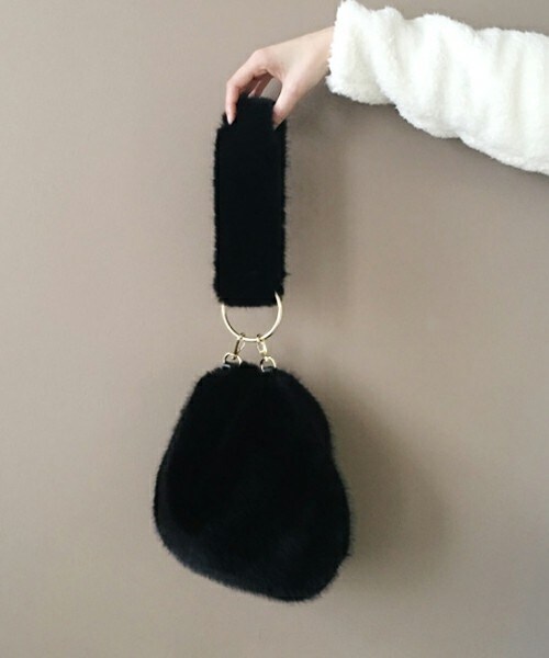 DHOLIC（ディーホリック）の「2WAYフェイクファークラッチバッグ（クラッチバッグ・レディース・FREE）」の2枚目の写真