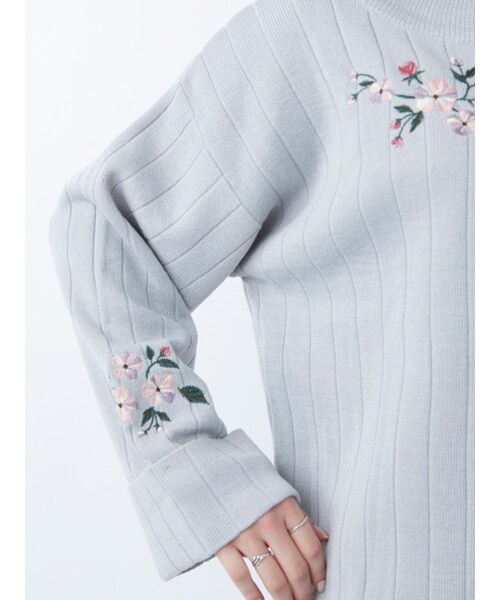 w closet（ダブルクローゼット）の「刺繍入りワイドネックニット（トップス・レディース・サックス/Mピンク/ブラック・FREE）」の6枚目の写真