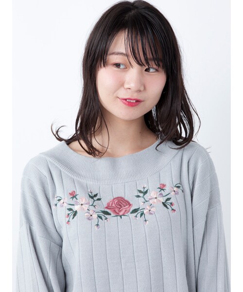 w closet（ダブルクローゼット）の「刺繍入りワイドネックニット（トップス・レディース・サックス/Mピンク/ブラック・FREE）」の5枚目の写真