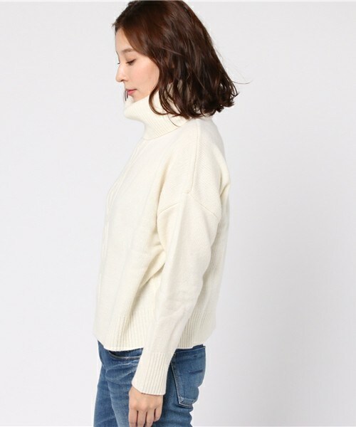 INTERPLANET（インタープラネット）の「ラムウールケーブルタートルニット（ニット/セーター・レディース・オフホワイト/グレー/オートミール・FREE）」の5枚目の写真