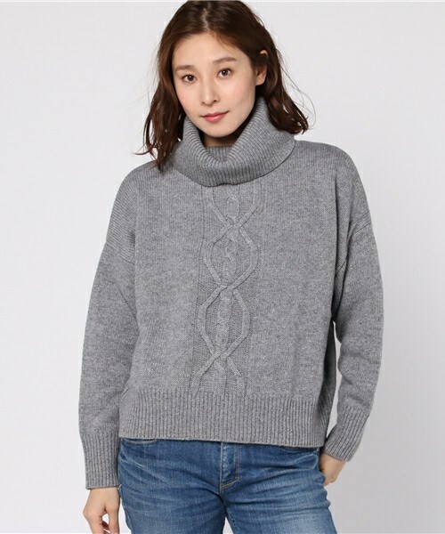 INTERPLANET（インタープラネット）の「ラムウールケーブルタートルニット（ニット/セーター・レディース・オフホワイト/グレー/オートミール・FREE）」の2枚目の写真