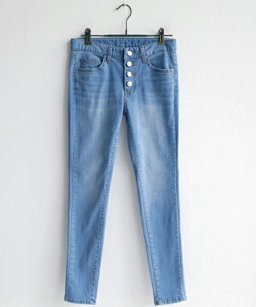 DHOLIC（ディーホリック）の「ボタンフライウォッシュドスキニーデニムパンツ（デニムパンツ・レディース・S/M/L）」の2枚目の写真