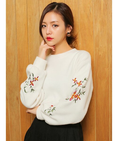 KORMARCH(コマチ)の「袖フラワー刺繍プルオーバー(Tシャツ/カットソー・レディース・FREEサイズ)」の1枚目の写真