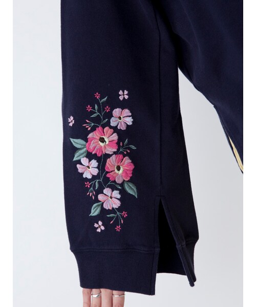 w closet(ダブルクローゼット)の「【S/S】袖スリット刺繍入り裏毛プルオーバー(トップス・レディース・Lピンク/ネイビー/ブラック・FREE)」の8枚目の写真