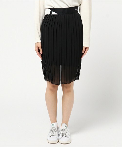 adidas（アディダス）の「ウィメンズ アディダス ロゴ プリーツ