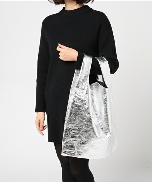 MM6 Maison Margiela(エムエムシックス メゾン マルジェラ)の「MM6 Maison Margiela ミラーレザートートバッグ(トートバッグ・レディース・シルバー・FREE)」の6枚目の写真