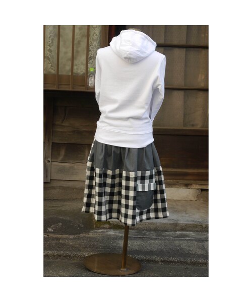NIRAME.CO（ニラメッコ）の「お手伝いスカート　モノトーン　ボーダーチェック（スカート・レディース・その他）」の3枚目の写真