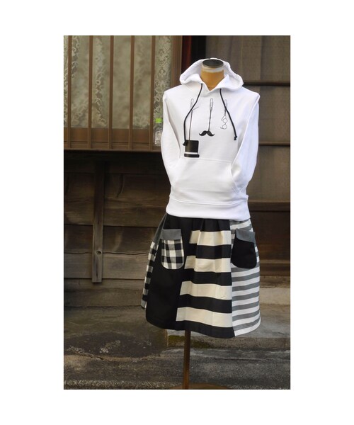 NIRAME.CO（ニラメッコ）の「お手伝いスカート　モノトーン　ボーダーチェック（スカート・レディース・その他）」の2枚目の写真