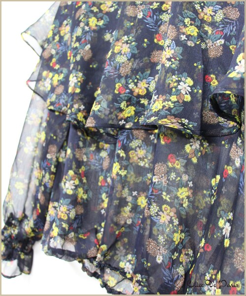 paravion（パラビオン）の「K/花柄プリントケープカラーブラウス（トップス・レディース・ネイビー/イエロー・ワンサイズ）」の4枚目の写真