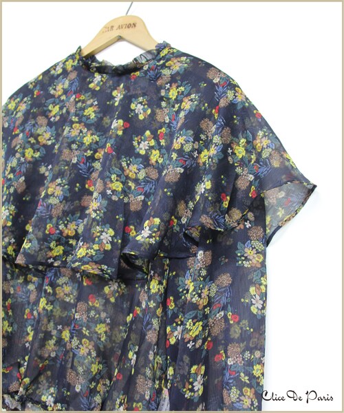 paravion（パラビオン）の「K/花柄プリントケープカラーブラウス（トップス・レディース・ネイビー/イエロー・ワンサイズ）」の3枚目の写真