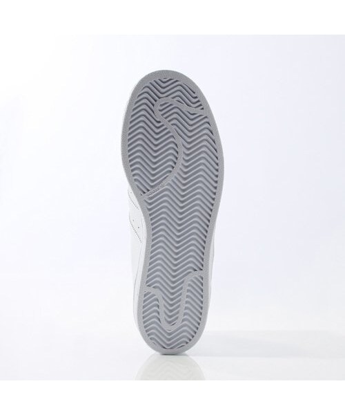 adidas（アディダス）の「オリジナルス スーパースター [Superstar WMNS]（スニーカー・レディース・ランニングホワイト/コアブラック/ランニングホワイト/ランニングホワイト/ランニングホワイト/ランニングホワ・22.0cm/22.5cm/23.0cm/23.5cm/24.0cm/24.5cm/25.0cm/25.5cm）」の5枚目の写真