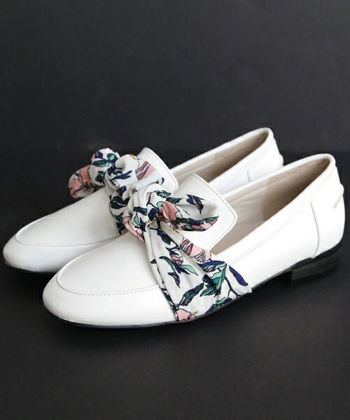 DHOLIC（ディーホリック）の「フェイクレザースカーフポイントローファー（その他シューズ・レディース・230/235/240/245/250）」の2枚目の写真