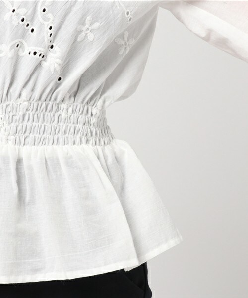 archives(アルシーヴ)の「フロント開き スカラ刺繍ブラウス(シャツ/ブラウス・レディース・オフホワイト/ネイビー/ラベンダー・MEDIUM)」の9枚目の写真