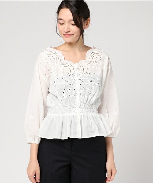 archives(アルシーヴ)の「フロント開き スカラ刺繍ブラウス(シャツ/ブラウス・レディース・オフホワイト/ネイビー/ラベンダー・MEDIUM)」の4枚目の写真