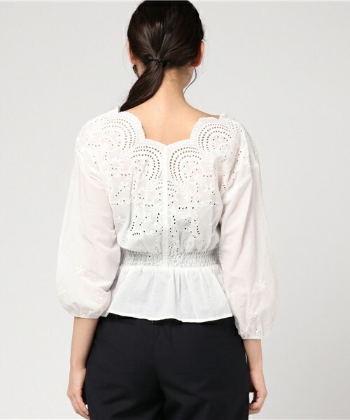 archives(アルシーヴ)の「フロント開き スカラ刺繍ブラウス(シャツ/ブラウス・レディース・オフホワイト/ネイビー/ラベンダー・MEDIUM)」の6枚目の写真