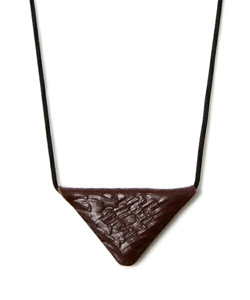 TOGA PULLA（トーガ　プルラ）の「TOGA PULLA マジックトライアングルネックレス（ネックレス・レディース・ホワイト/ブラック/ブラウン・FREE）」の3枚目の写真