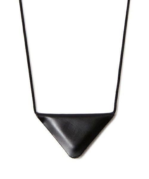 TOGA PULLA（トーガ　プルラ）の「TOGA PULLA マジックトライアングルネックレス（ネックレス・レディース・ホワイト/ブラック/ブラウン・FREE）」の2枚目の写真