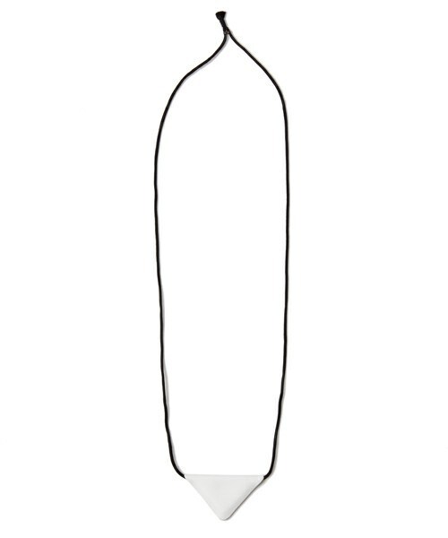 TOGA PULLA（トーガ　プルラ）の「TOGA PULLA マジックトライアングルネックレス（ネックレス・レディース・ホワイト/ブラック/ブラウン・FREE）」の4枚目の写真