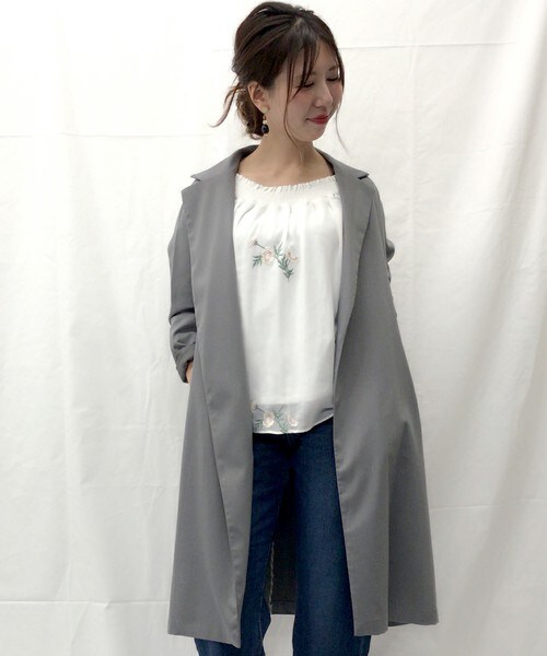 archives（アルシーヴ）の「【ZOZO限定先行予約】ポリエステルガウンコート（トレンチコート・レディース・アイボリー/グレー・MEDIUM）」の2枚目の写真