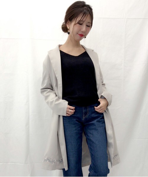 archives（アルシーヴ）の「【ZOZO限定先行予約】花柄刺繍ガウンコート（その他アウター・レディース・ブラック/グレー・MEDIUM）」の2枚目の写真