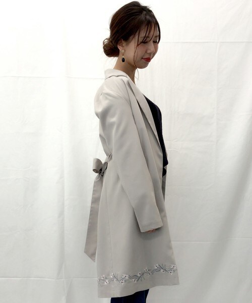 archives（アルシーヴ）の「【ZOZO限定先行予約】花柄刺繍ガウンコート（その他アウター・レディース・ブラック/グレー・MEDIUM）」の3枚目の写真