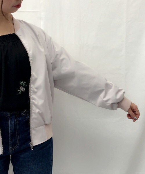 archives（アルシーヴ）の「【ZOZO限定先行予約】ポリエステルブルゾン（ブルゾン・レディース・オフホワイト/ブラック/ピンク・MEDIUM）」の6枚目の写真