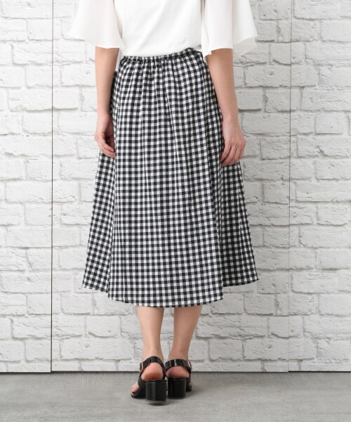 LEPSIM(レプシィム)の「リンクルエアガラフレアスカート(スカート・オフ×ブラック(ギンガム)/オフ×グレー(ストライプ)/ネイビー×ブラウン(ストライプ))」の8枚目の写真